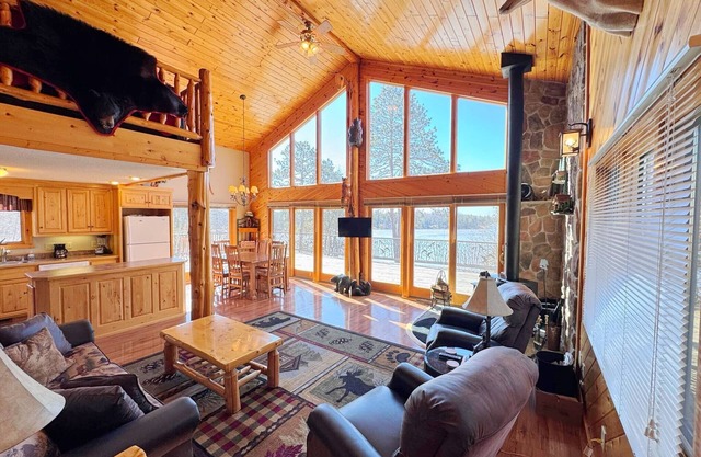 Bear Peak Cabin, Beautiful Secluded Lake Cabin with Panoramic Views!