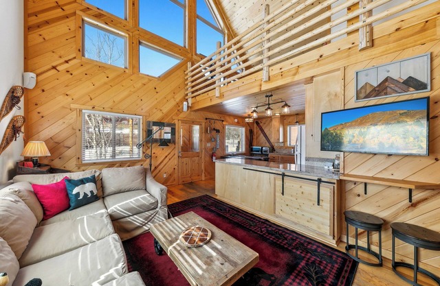Bear Ridge Cabin: Hot Tub, BBQ, Quiet