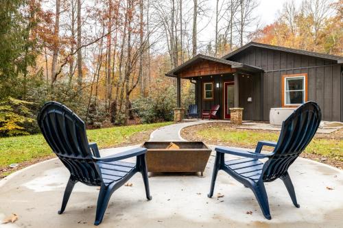 Bear’s Place by AvantStay Cozy Mountain Cabin in Brevard Firepit