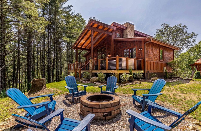 Bear Woods Belle - Eagles Nest amenities, fire pit, hot tub, two suites