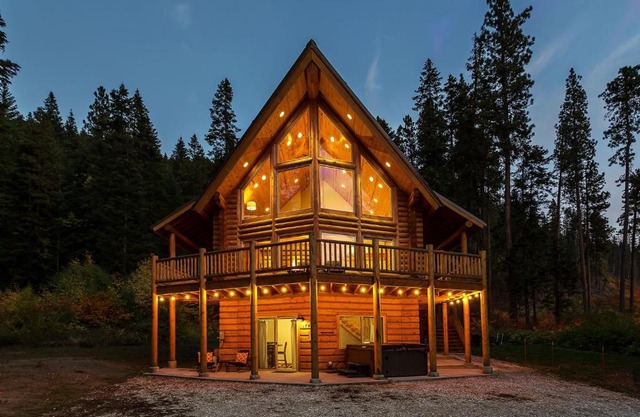 Bearfoot Chalet by NW Comfy Cabins