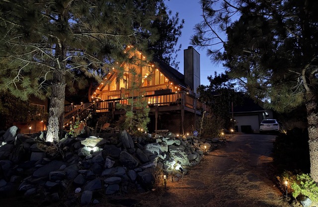"Bearly Behaving" Cozy 4 bedroom cabin in the ski resort of Wrightwood, CA