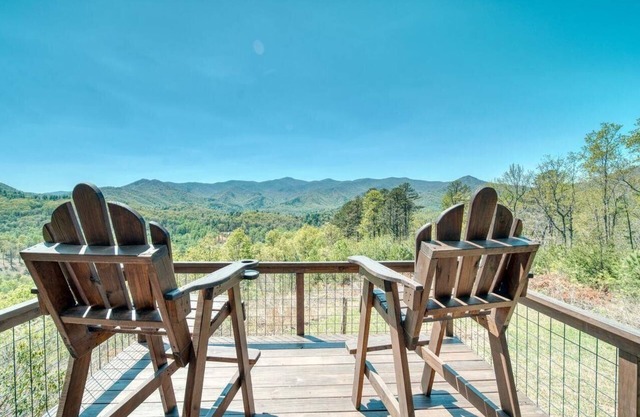 Bear’s Chateau: Modern-Rustic Cabin w/ Mtn Views, Screened Porch + Fire Pit