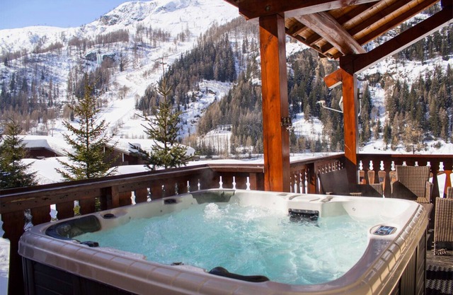 Hermoso chalet de CATERED de 14 camas con vista a la montaña y jacuzzi, cerca de las pendientes.
