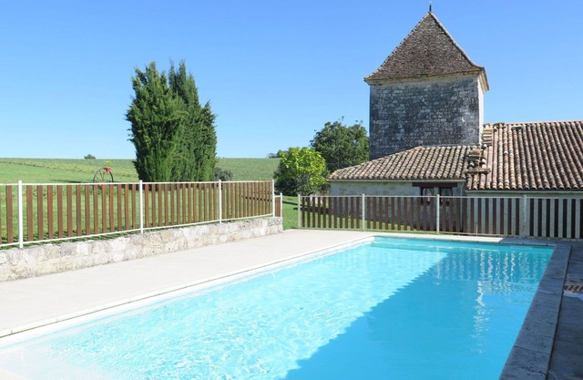 Acogedor apartamento en villa con piscina, TV, terraza, vista panorámica y aparcamiento