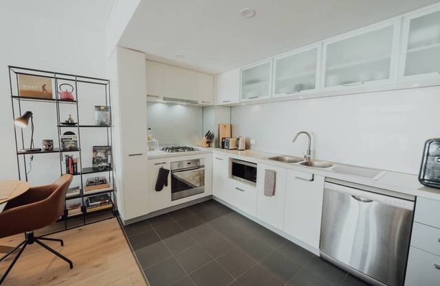 Beaufort Street Gem: 1BR Urban Retreat