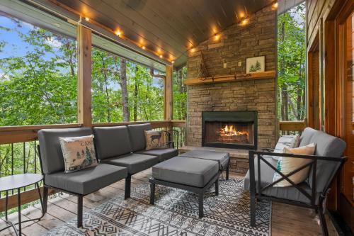 BeauJax Cabin - Pet friendly, hot tub, game room, fireplaces, outdoor fire pit, gas grill - Blue Ridge, GA
