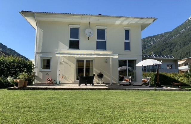 Beautiful, spacious house with plenty of room and a large garden
