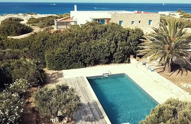 BEAUTIFUL PROPERTY SLEEPS 6 WITH LARGE SWIMMING POOL. DIRECT ACCESS TO THE SEA.