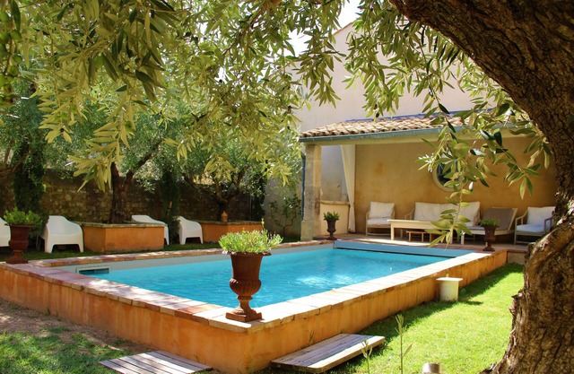 Hermosa casa con piscina, justo en el centro del pueblo.
