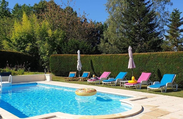 Hermosa casa de campo, gran piscina privada climatizada, jardines, área de juegos