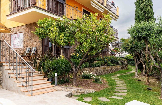 Hermoso apartamento en villa con A/C, piscina, WIFI, terraza, mascotas permitida y aparcamiento