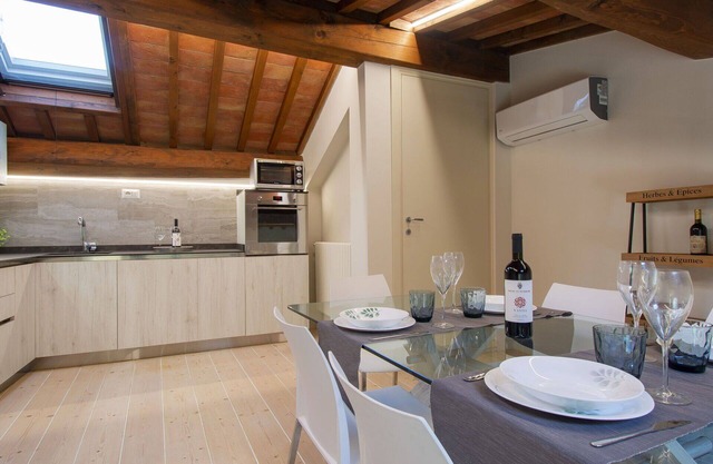 Bonito apartamento con WIFI, A/C, TV, patio, mascotas permitida, vista panorámica y aparcamiento