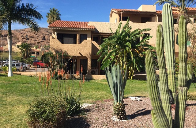 Condominio lleno de vida en Marinaterra en seguida de Marina San Carlos