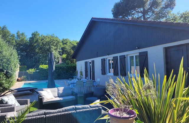 Beautiful villa with pool between Bordeaux and the ocean