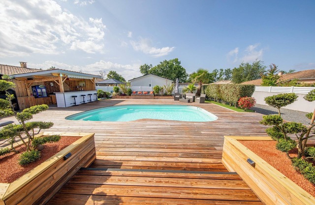 Beautiful house with large garden for 8 people with heated swimming pool