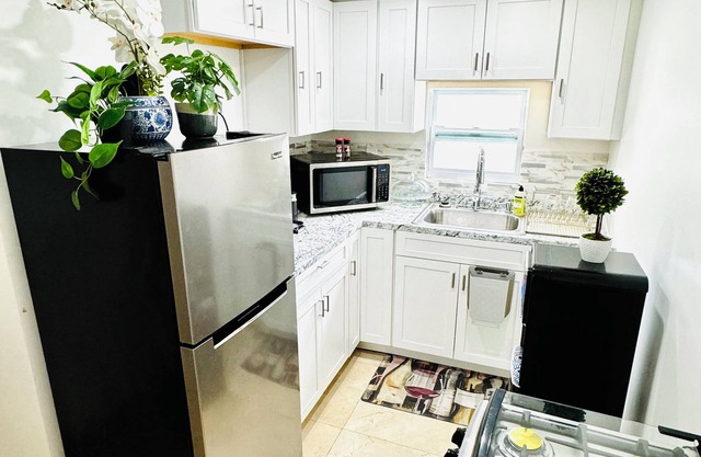 Beautiful 1.5 bed 1-Bath Apartment on Second Floor