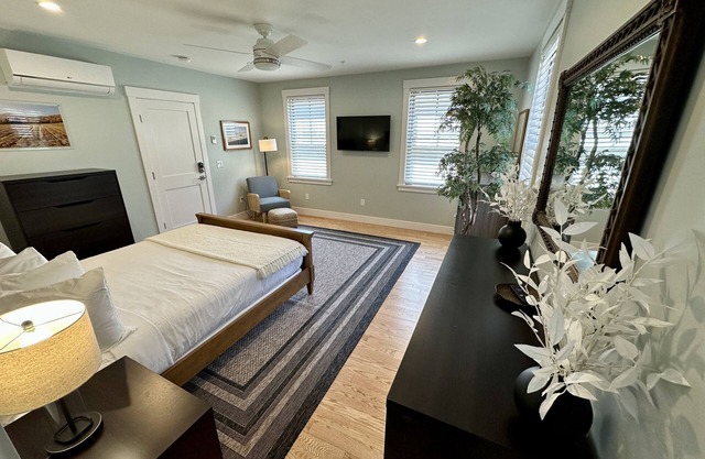 Beautiful 1 Bed/ 1 Bath/ Dog Friendly/ Newly Renovated with Parking off Thames St.
