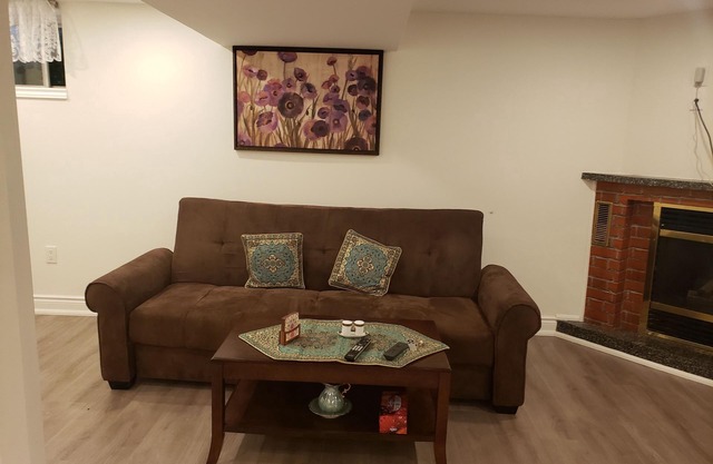 Beautiful 1 Bed+ Den Basement apartment in Richmond Hill