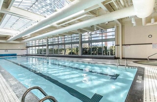Beautiful 1 bedroom apartament with hot-tube, pool and gym in the heart of city