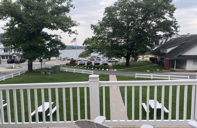 Beautiful 1 bedroom Condo on Portage Lake Resort.Onekama. Beach, pool, hot tub.