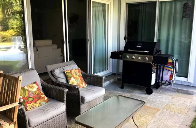 Beautiful 1-bedroom house in charming Kailua with AC, WiFi and private pool
