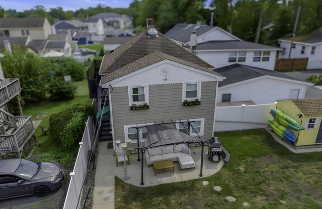 Beautiful 1 Bedroom Renovated House minutes to the beach and across the Bay