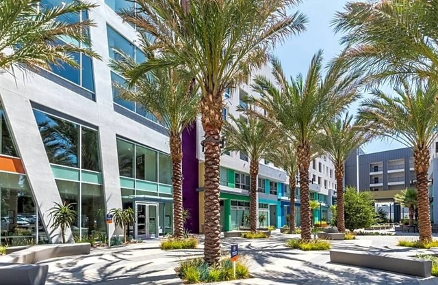 Beautiful 1 Bedroom Near Topanga Mall