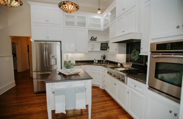 Beautiful 100 year old Apt. on Historic Main St.