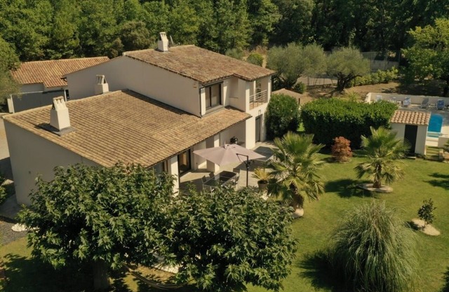 Beautiful 10p villa with private pool, jacuzzi & tennis court