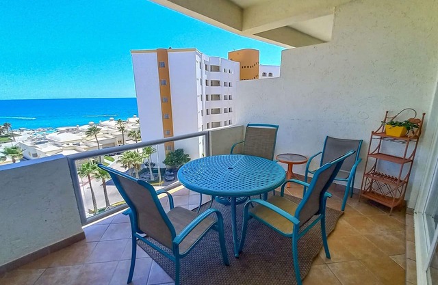 Hermoso condominio de 1½ dormitorios en el mar de Cortés en Las Palmas Resort BN-503A