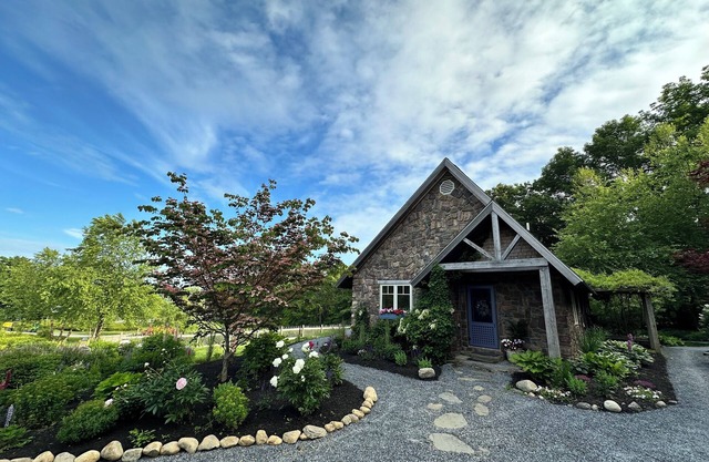 Magnífica propiedad de 13 acres en el río Sheepscot con 2 dormitorios Cottage y Air Stream