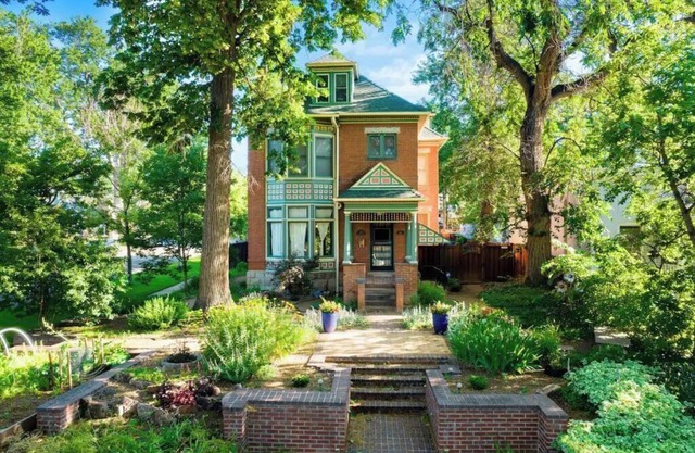 Beautiful 1890 victorian garden unit in the heart of Denver