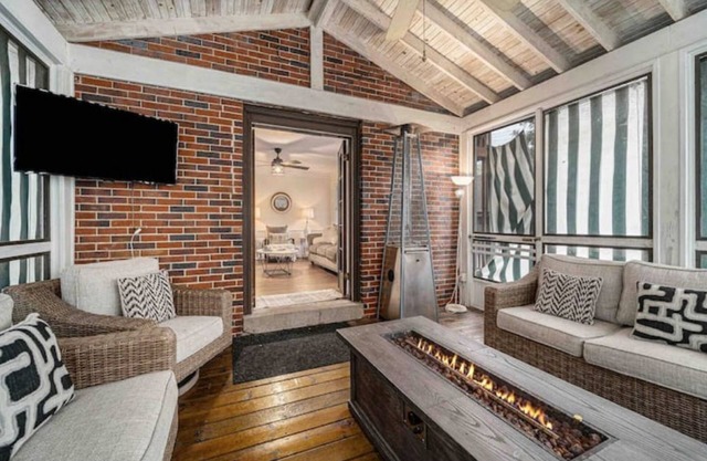 Beautiful 1920s Historic Home with Screened Porch‼️
