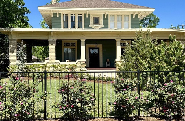 Beautiful 1911 Craftsman in downtown Forney, Texas