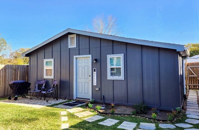 Beautiful 1BD 1 BTH Guest House located in Texas City.