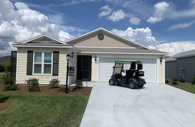 Hermosa villa nueva de 2/2 con carrito de golf a gas, barbacoa y WiFi GRATIS. ¡NO DURARÁ MUCHO!