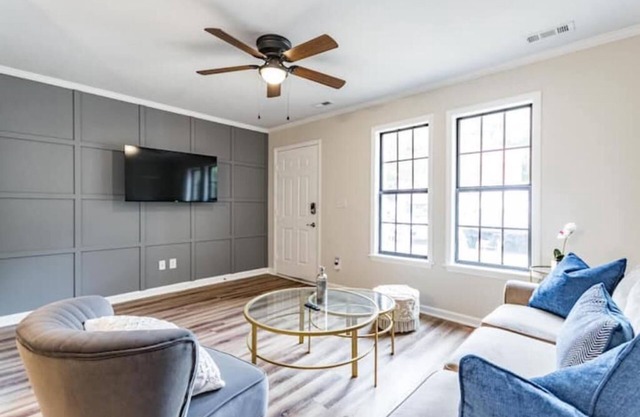Beautiful 2 bdr Townhome w King bed and free wifi