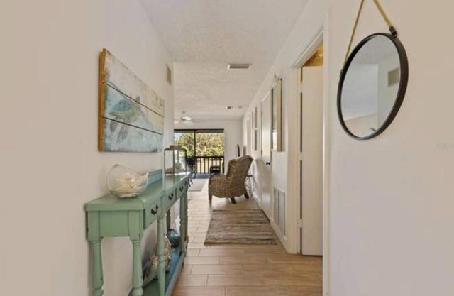 Beautiful 2 bdrm, 2 Bath, condo located in Sunny Sarasota. 20 minutes to beach!