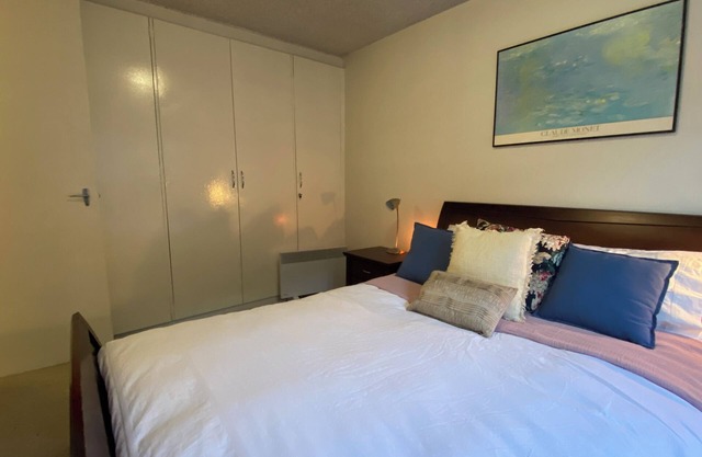 Beautiful 2-bed Unit in St Kilda West w/ Parking