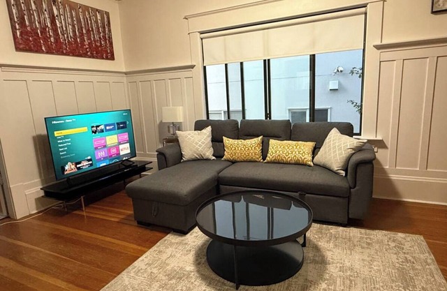 Beautiful 2 bed 1 bath in heritage house