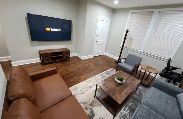 Beautiful 2 Bed/1 Bath & Sofa Bed Near Union Station