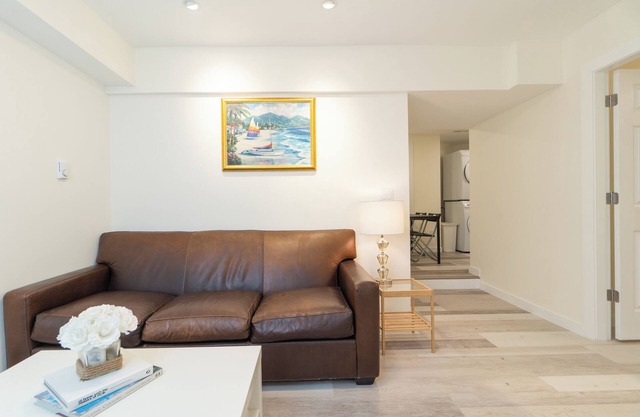 Beautiful 2-BED Suite in central West Vancouver