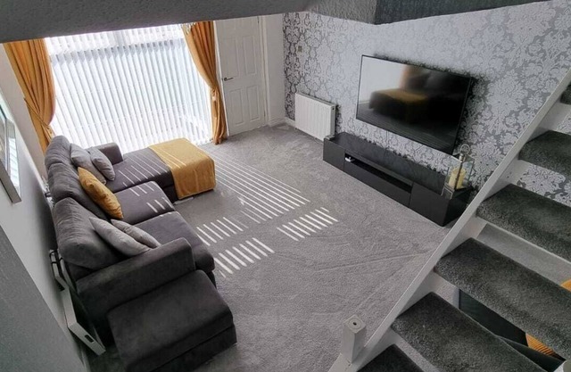 Beautiful 2 bed house, close to M74 and Strathclyde Park