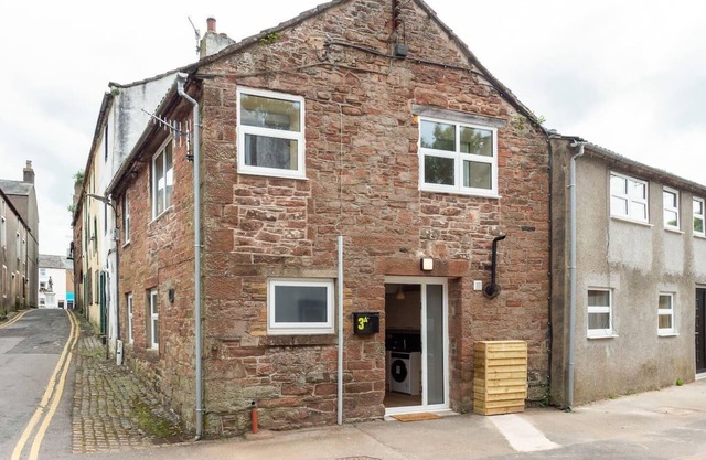 Beautiful 2-Bed House in Egremont Milo's place