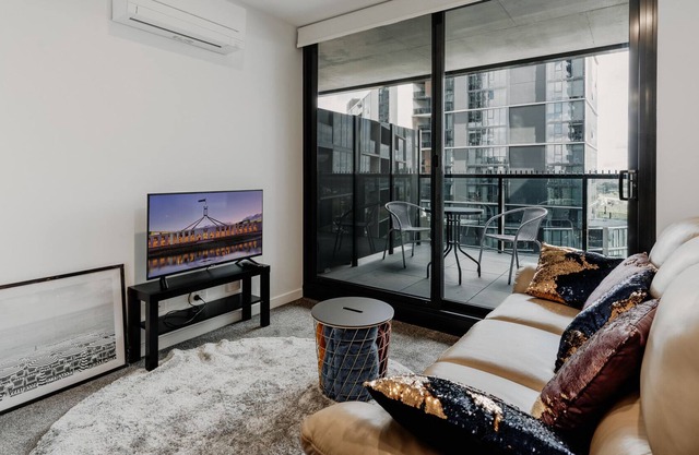 Beautiful 2-Bed Near Shops with Lakeside Views