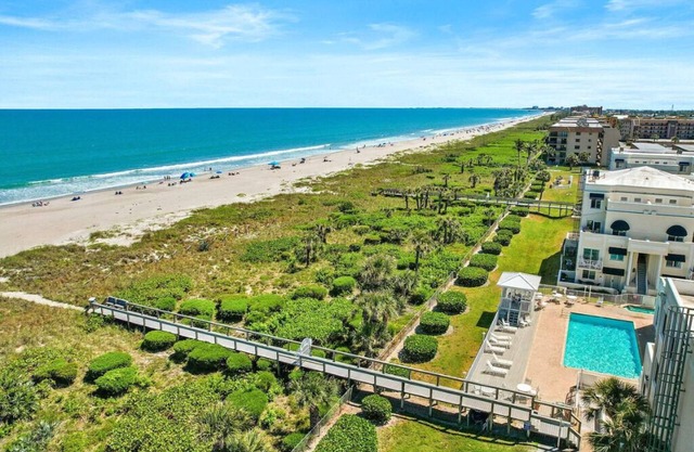 Beautiful 2 Bedroom, 2 Bathroom Condo in Royal Mansions With Launch & Ocean Views!