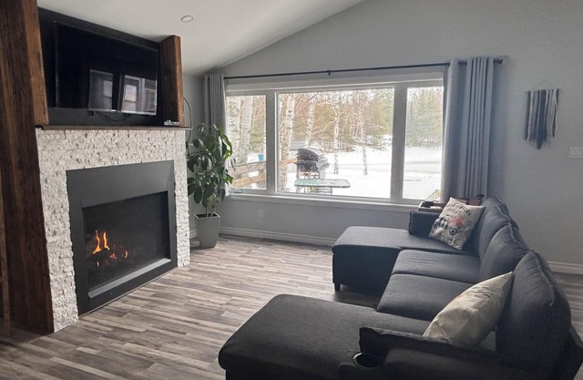 Beautiful 2 bedroom lakefront cottage