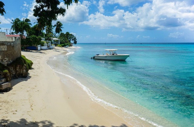 Hermoso apartamento de 2 dormitorios justo en la playa en esta pequeña y tranquila bahía