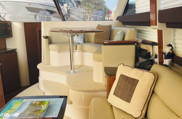 Beautiful 2-bedroom boat 400 steps from St. Pete Beach - WiFi, AC 30min to TPA